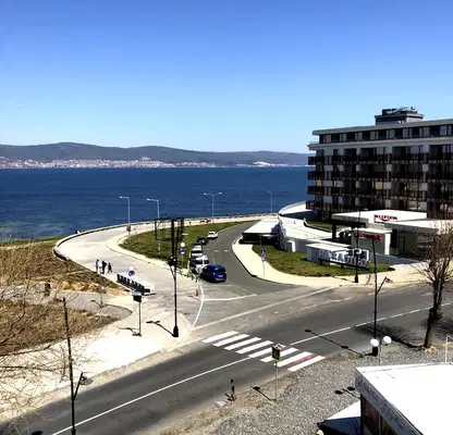 Снимка 2 — Многостаен апартамент в Бургас, Несебър