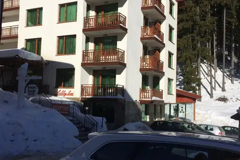 Двустаен апартамент в к.к. Пампорово с басейн и паркинг