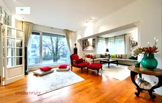 Тристаен апартамент в София, Докторски паметник