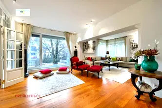 Тристаен апартамент в София, Докторски паметник