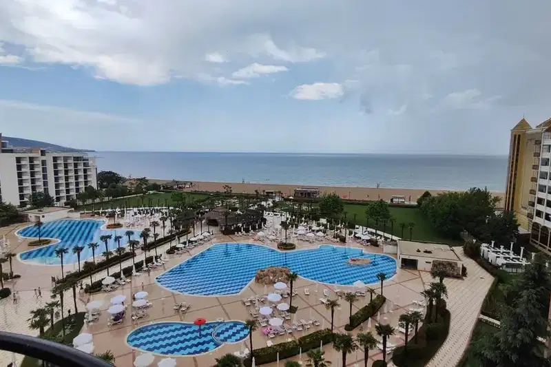 Тристаен апартамент с тераса в к.к. Слънчев бряг