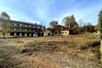 Промишлена сграда в Ловеч, Априлци