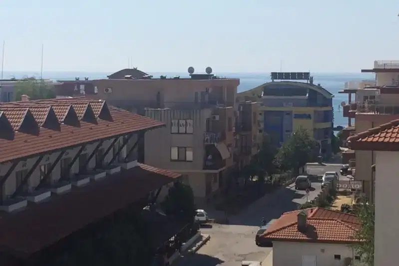Тристаен апартамент в Бургас, с. Равда