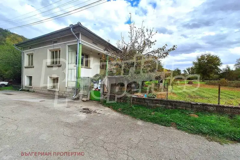 House in Oblast Lovech, Aprilci