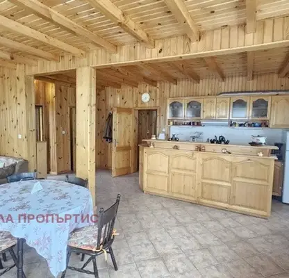 Снимка 5 — Двуетажна вила с гараж и барбекю в Долна баня