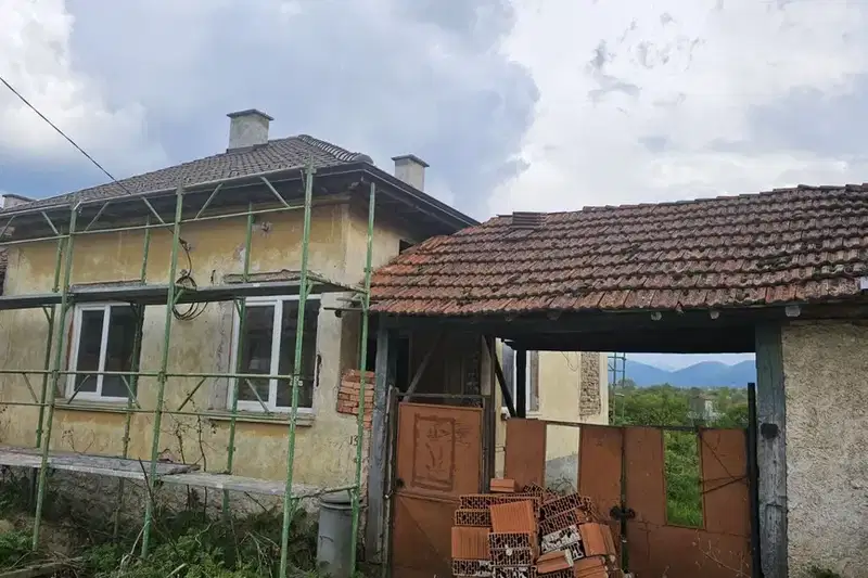 Къща с 2 стаи в с. Скравена с двор 850 кв.м.
