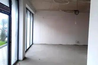 Магазин в Перник, Изток