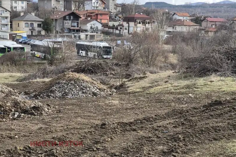 Plot in Pernik, Teva