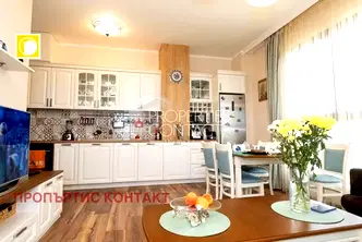 Тристаен апартамент в Бургас, Зорница