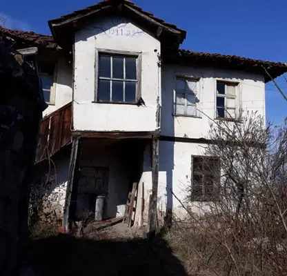 Снимка 2 — Къща с двор в центъра на с. Розово, област Пазарджик
