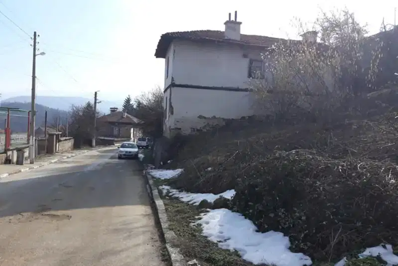Къща с двор в центъра на с. Розово, област Пазарджик