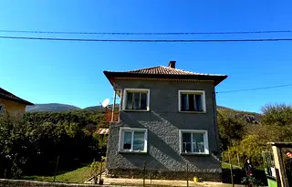 Къща в Перник, Земен