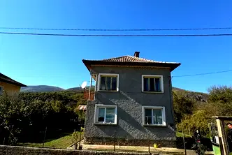 Къща в Перник, Земен