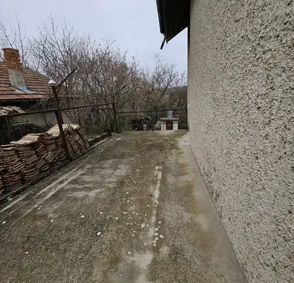Снимка 3 — Къща с 4 стаи и гараж в с. Червена вода, обл. Русе