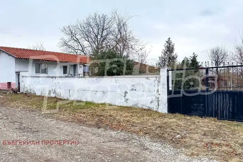 Едноетажна къща с басейн в с. Целина, област Стара Загора