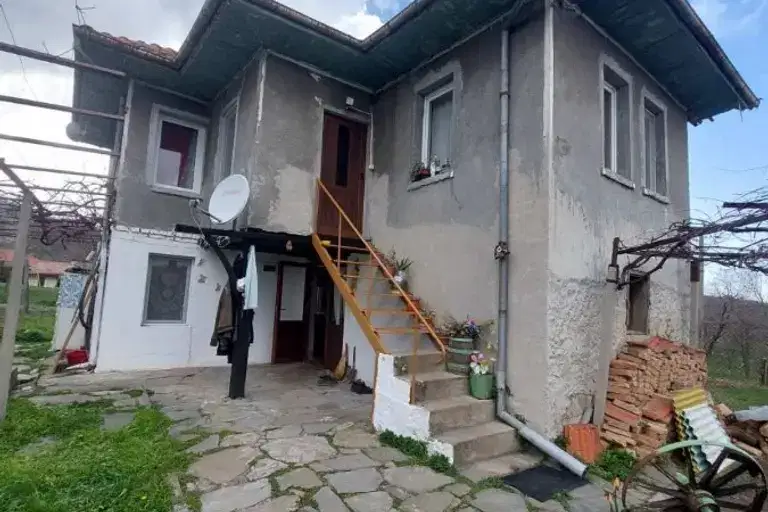 Къща във Велико Търново, с. Лазарци