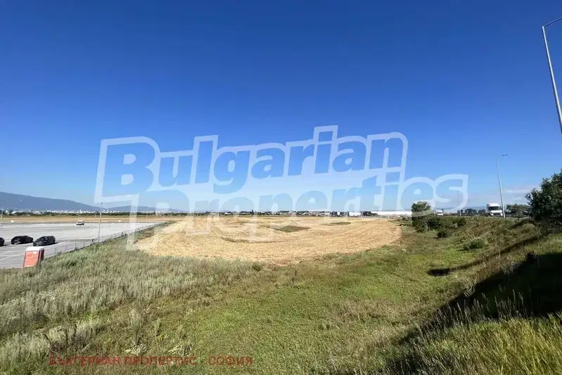 Парцел в София, Враждебна