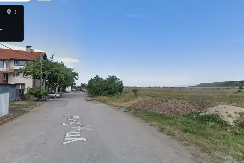 Парцел в София, Враждебна