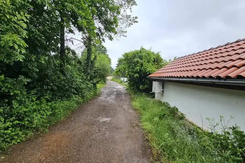 Парцел в София, Правец