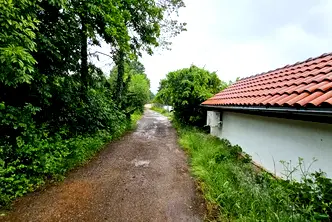 Парцел в София, Правец