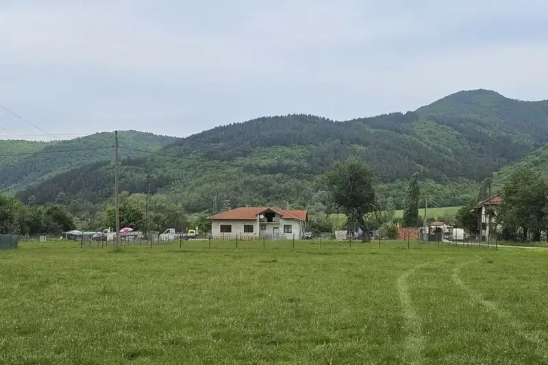 Парцел в София, Правец