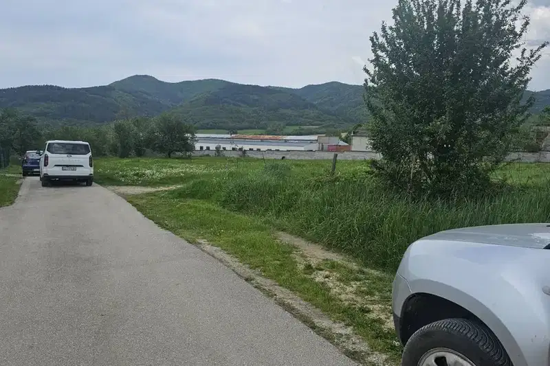 Парцел в София, Правец