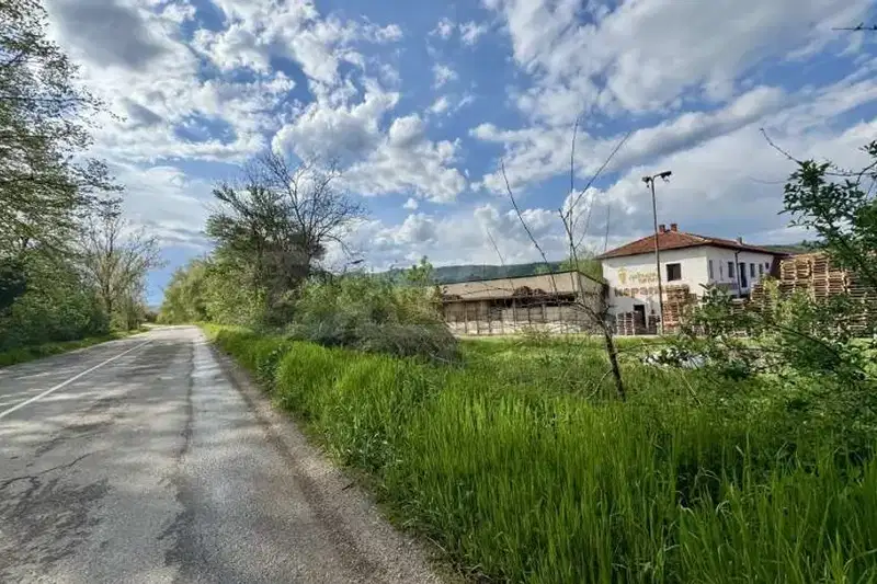 Промишлена сграда в Ловеч, с. Дълбок дол