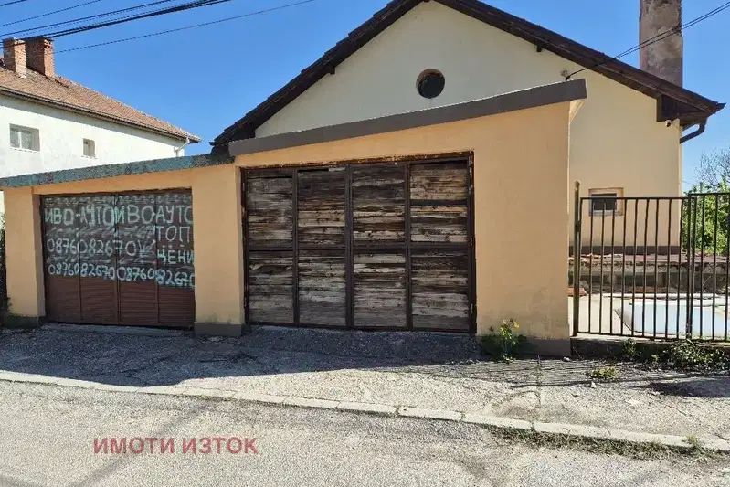 House in Pernik, Iztok