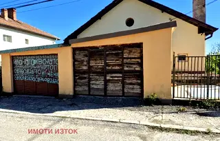 Къща в Перник, Изток