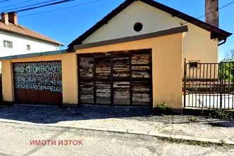 Къща в Перник, Изток