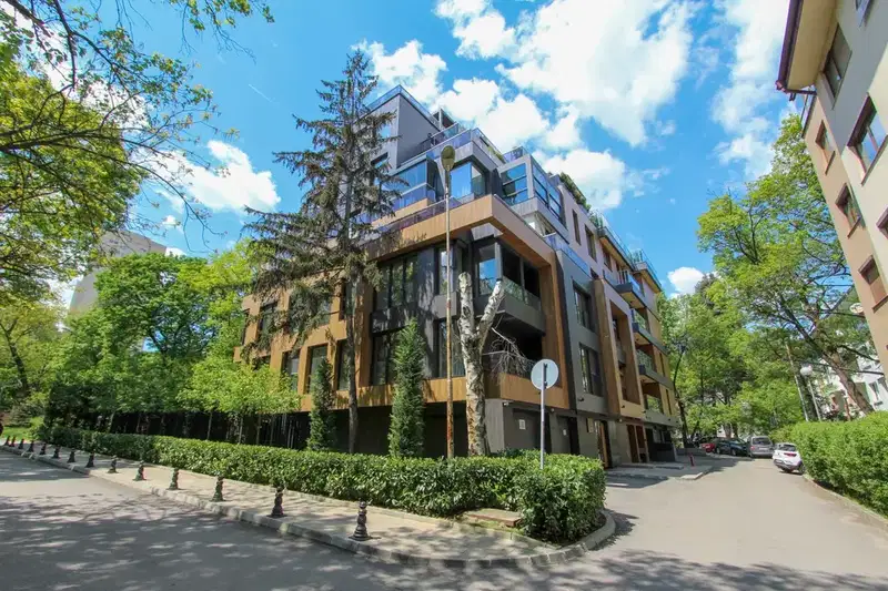 Многостаен апартамент в София, Изток