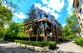 Многостаен апартамент в София, Изток