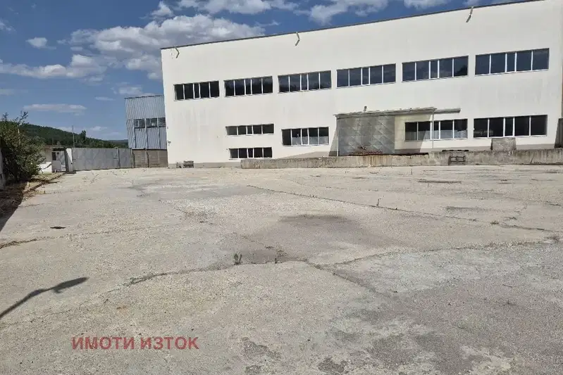 Industrial Building in Pernik, Iztok