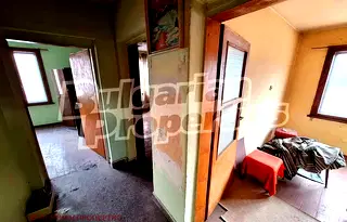 Етаж от къща в Перник, Изток