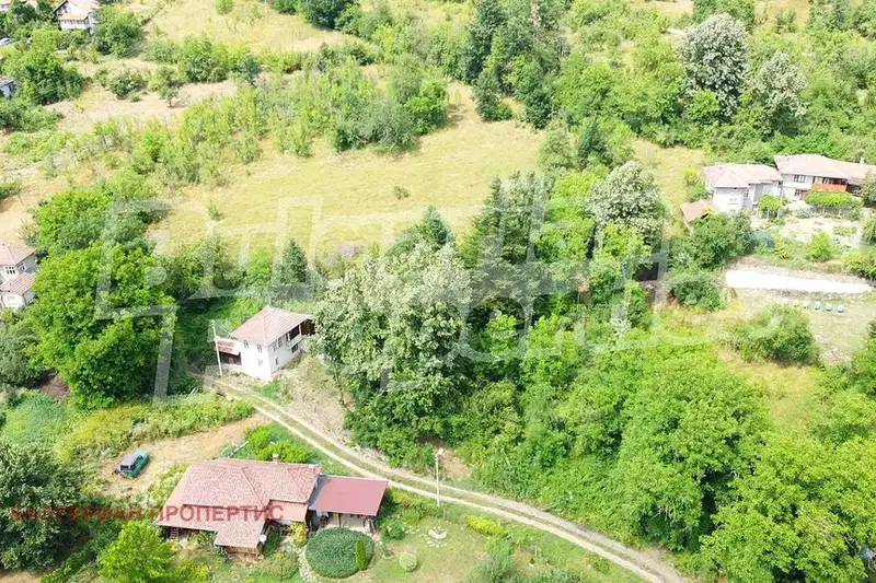 Дървена къща с 2 сгради в с. Млечево, област Габрово