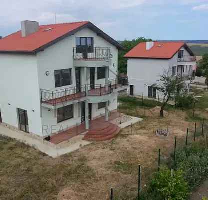 Снимка 5 — Къща с 4 стаи в с. Равна гора с двор и тераси