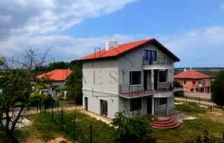 Къща във Варна, с. Равна гора