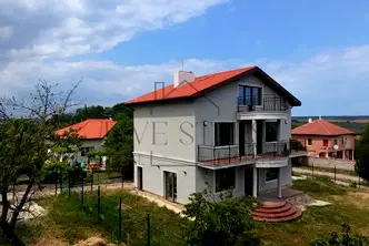Къща във Варна, с. Равна гора