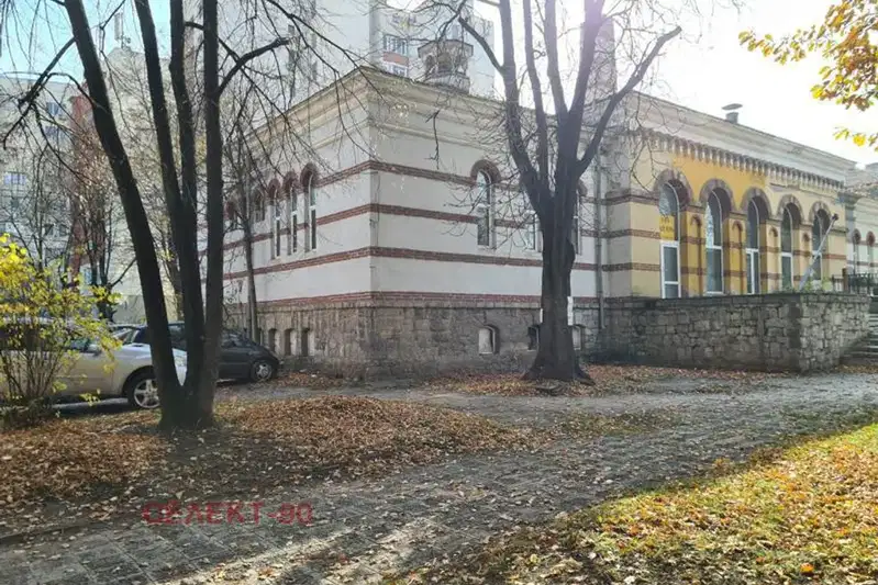 Промишлена сграда в Перник, Център