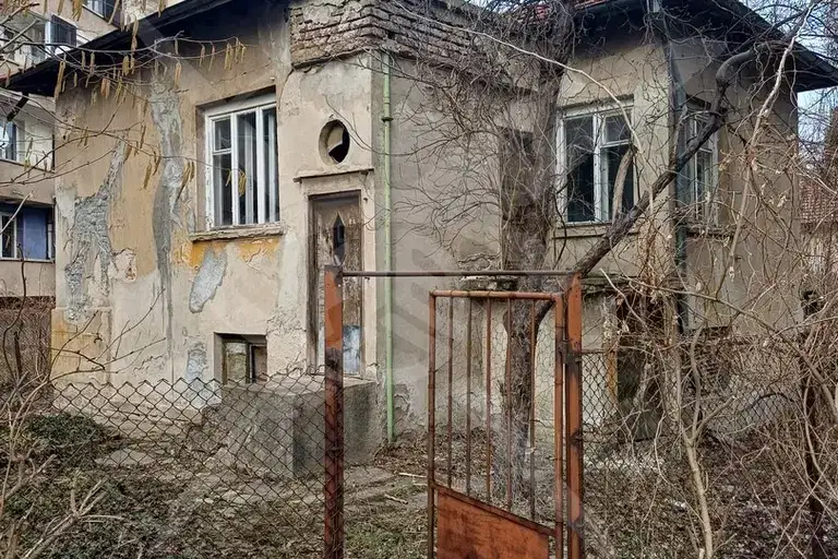 Къща в Перник, Център