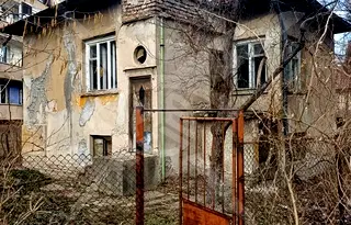 Къща в Перник, Център