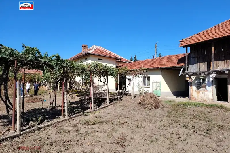 Къща в Ловеч, с. Пещерна