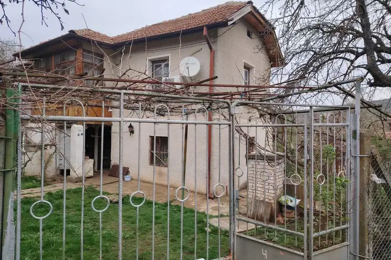 House in област София, Dragoman