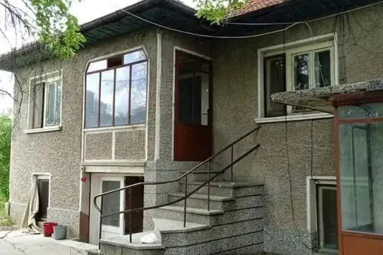 Къща с 3 стаи в с. Раданово, област Велико Търново с двор