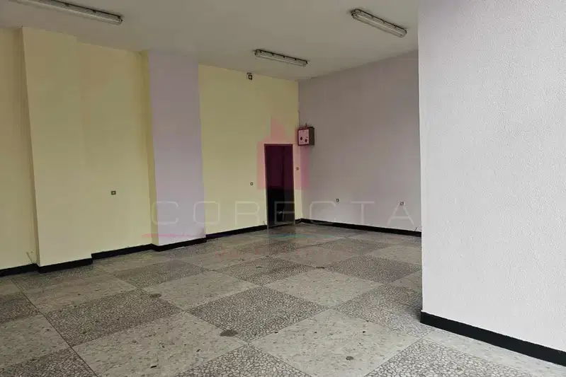 Магазин в Русе, Широк център