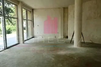Магазин в Русе, Широк център