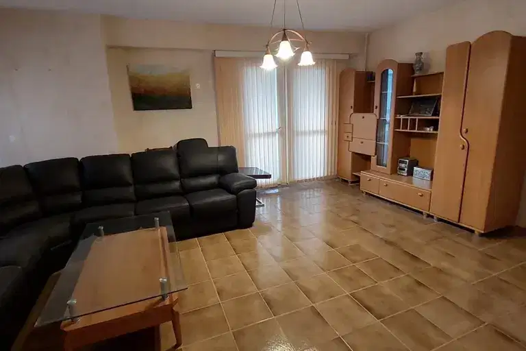 Тристаен апартамент в Пазарджик, Изток