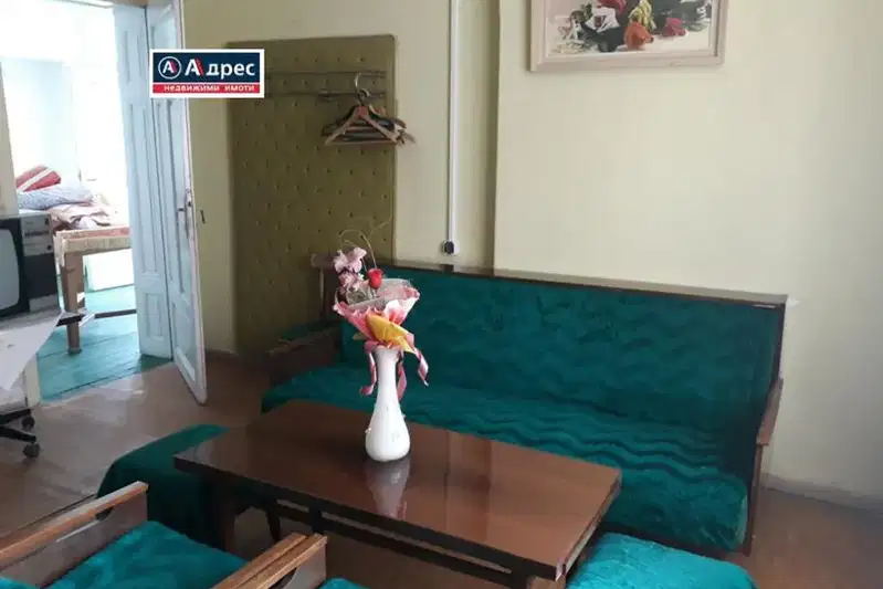 Floor of House in Shumen, Centyr