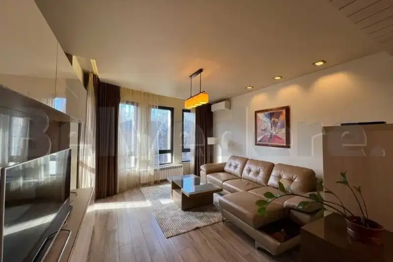 Луксозен 3-стаен апартамент с балкон в Изток, София