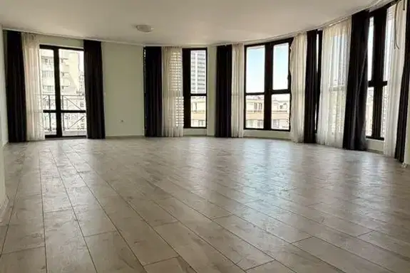 Просторен 4-стаен апартамент в Кършияка с две тераси